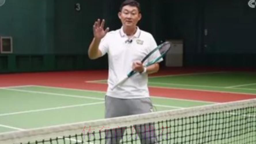 杨伟光带来打网球前的准备活动